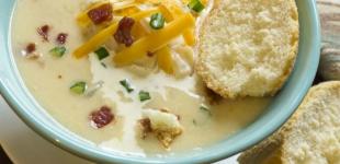 Сирний суп із копченими ковбасками: рецепт нашвидкуруч