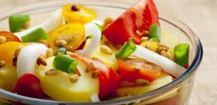 Теплий картопляний салат: оригінальний рецепт на чотири порції