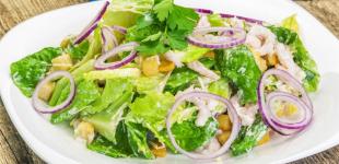 Салат із пекінської капусти з куркою, кукурудзою та сухариками: рецепт легкої та корисної страви