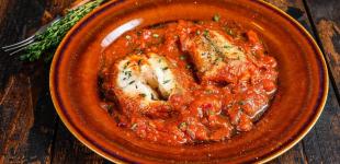 Хек, запечений у томаті з овочами: простий рецепт