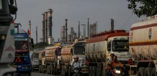 Російська нафта втрачає найбільшого покупця: індійські держкомпанії зупинили закупівлі