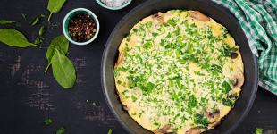 Омлет з грибами, сиром і шпинатом: рецепт розкішного сніданку