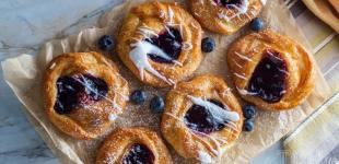 Данські булочки з чорницею та сирним кремом: рецепт неймовірної випічки