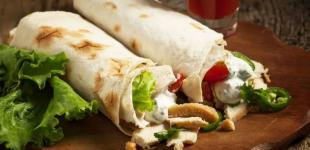 Лаваш із куркою та овочами: швидкий рецепт смачної закуски