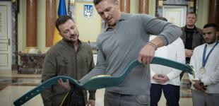 Усик подарував Зеленському чемпіонський пояс, який відібрав у Ф'юрі, та дав обіцянку 