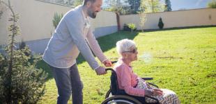 Догляд за батьками з інвалідністю. Чоловікам стане простіше отримати відстрочку: деталі