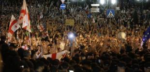 Протести в Грузії: мітингувальники звели барикади, в будівлі парламенту пожежа