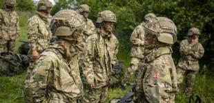 Одна з країн Європи починає призов жінок на тлі російської загрози