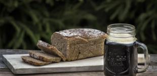 Найкращий літній напій: як приготувати домашній квас з чорного хліба