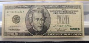 Чи приймають банки та обмінники долари 1996 року: українцям розповіли, що робити зі старими купюрами