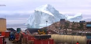 Огромный айсберг может затопить деревню в Гренландии 