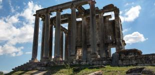 В Турции раскопали древние ворота в величественный храм Зевса