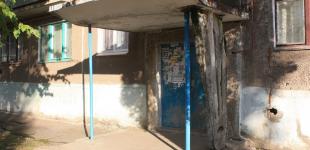 Козырьки-убийцы. Киевляне боятся выходить из разрушающегося дома