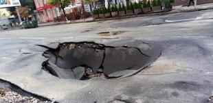 В центре Киева после ливня провалился асфальт 