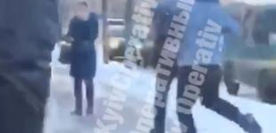 Киевский водитель избил школьника за брошенный в его авто снежок