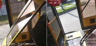 В Киеве у автобуса №30 на ходу отвалились двери