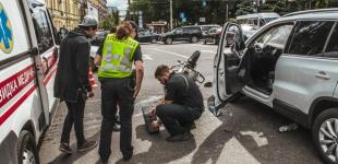 В Киеве мотоциклист врезался в Volkswagen 