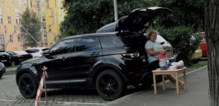 В Киеве заметили торгующую сливами с Range Rover пенсионерку
