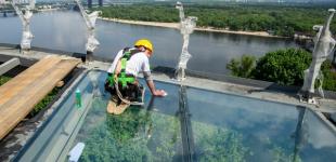 В Киеве появился пешеходный мост со стеклянным полом 