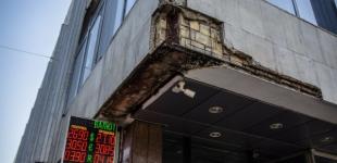 Плиты с фасада отеля Киев падают на прохожих 
