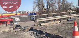 В Киеве возле метро Выдубичи частично обвалился мост
