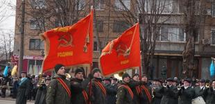 В Кривом Роге прошел парад Нацгвардии с советскими флагами 