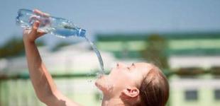 Холодные напитки в жару могут вызвать судороги желудка - медики