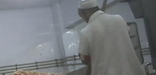 Ни масок, ни перчаток: кто лепит магазинные пельмени с красивой оберткой