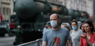 Россияне умирают тысячами от коронавируса, но военный парад будут проводить