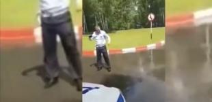 Самолет Ил-76 промахнулся и сбросил тонны воды на полицейских в РФ