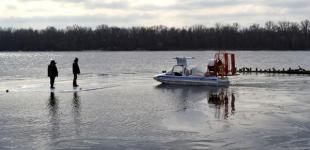В Полтавской области 50 рыбаков унесло на дрейфующей льдине 
