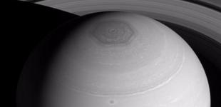 Астрономы высчитали толщину огромного пятна на Сатурне 