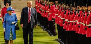 Елизавета II пожаловалась на испортившего ее газон Трампа