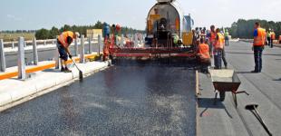 Под Запорожьем укладывают асфальт со стеклом 