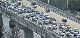 Заторы в Киеве: ДТП почти на всех мостах через Днепр 