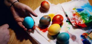 Фарбуємо яйця до Великодня тим, що є на кожній кухні: найоригінальніші способи