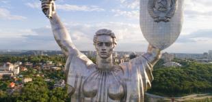 Стало відомо, коли приберуть герб СРСР зі щита монумента 