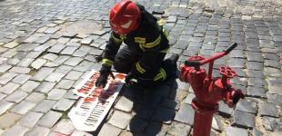 В Черновцах спасатели взялись рисовать на асфальте знаки-предупреждения