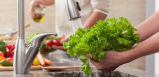 Как на самом деле нужно мыть зелень