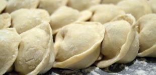 Виявляється, пельмені не можна кидати в окріп. Як варити їх правильно