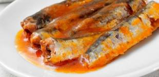 Ніхто не очікував: кілька в томаті з плавленим сирком перетворюється на ідеальне закушування для будь-якого застілля