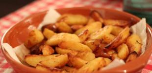 Коли насправді треба солити смажену картоплю, щоб не розвалювалася і була хрумкою