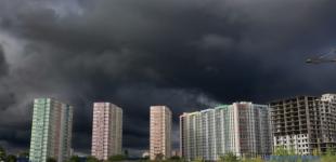 У п'ятницю Україні прогнозують сильний вітер, дощ і грози