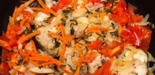 Минтай, тушкований з овочами, на сковороді: рецепт корисного гарячого
