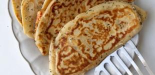 Чебуреки з куркою, сиром і вершковим соусом — рецепт домашньої страви
