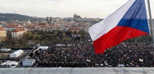 Масові протести почались у Чехії: мітингують чверть мільйона людей — що вимагають