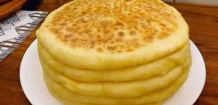 Прості коржі на сковороді з сиру й картоплі — швидко та смачно