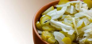 Салат із квашених огірків та цибулі — рецепт бабусиної класики