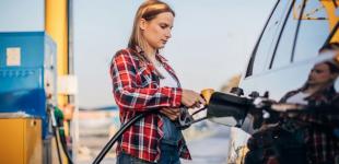 Елітні іномарки чи старенькі бюджетки? Які авто найчастіше заправляють з кешбеком