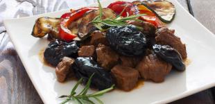 Мясо по-гречески с черносливом и корицей: пошаговый рецепт